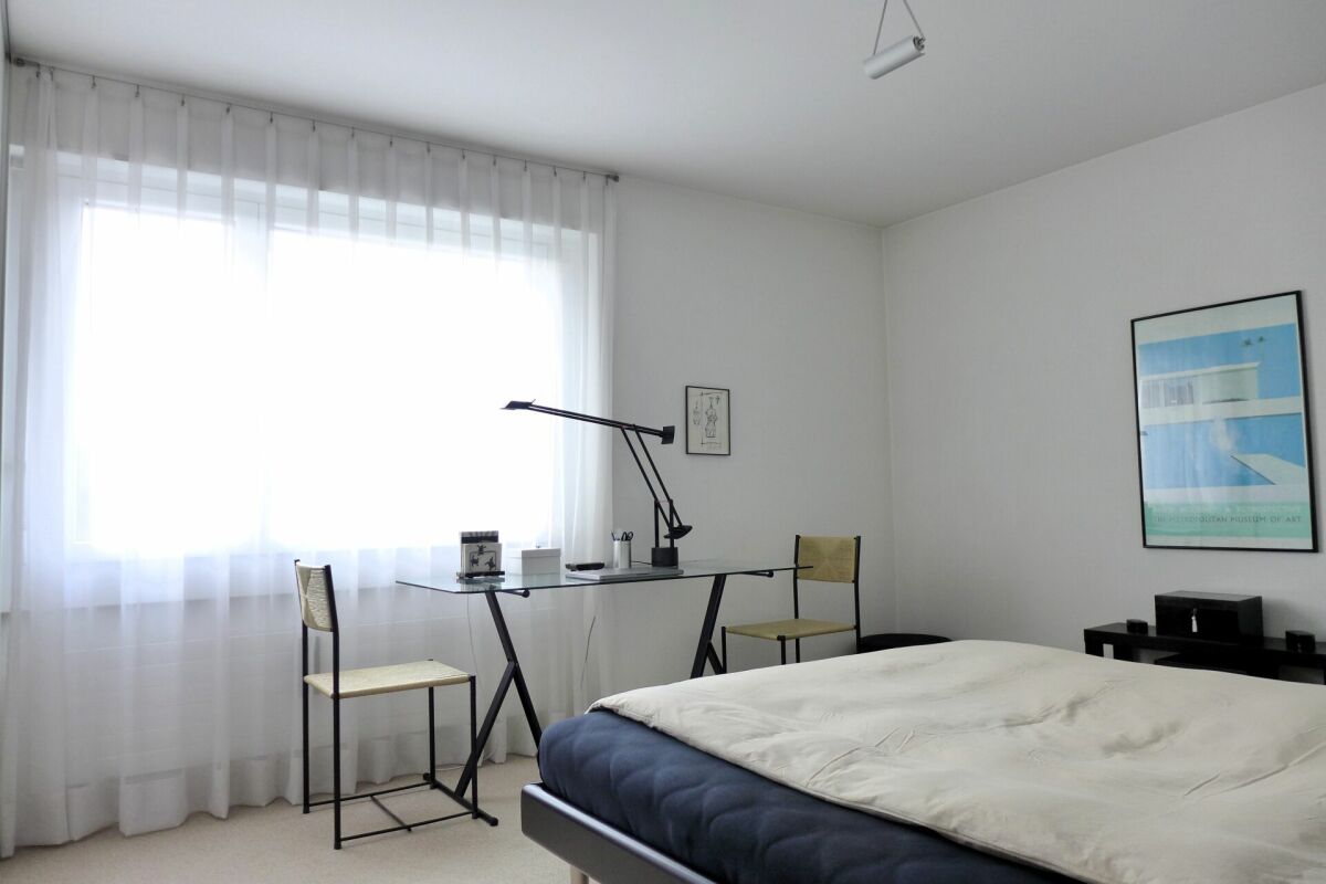 Helles Schlafzimmer mit Schreibtisch