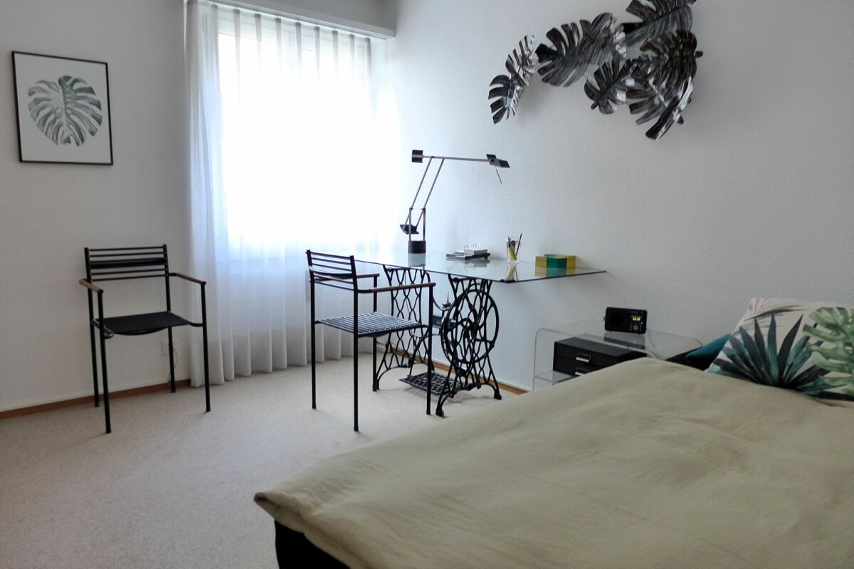 Helles Schlafzimmer mit Arbeitsplatz