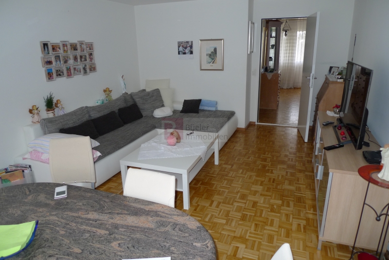 Wohnzimmer mit Durchgang zum Flur