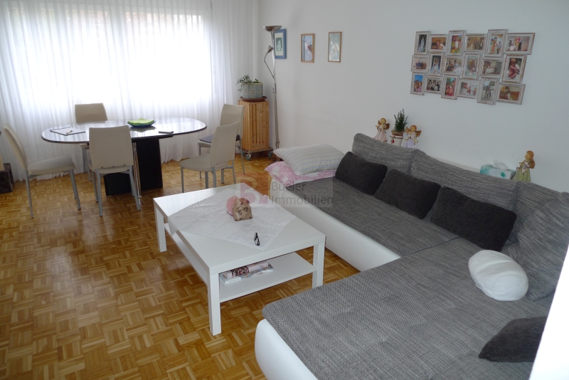 Wohn- und Esszimmer mit Fensterfront