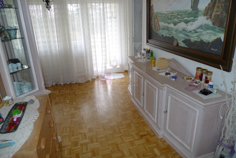 Flur mit Sideboards und Vitrine