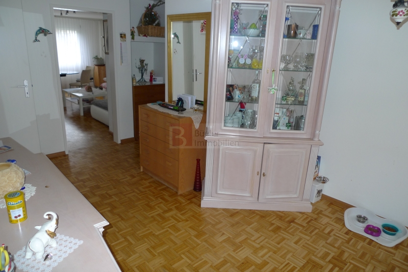 Wohnzimmer mit Vitrinenschrank