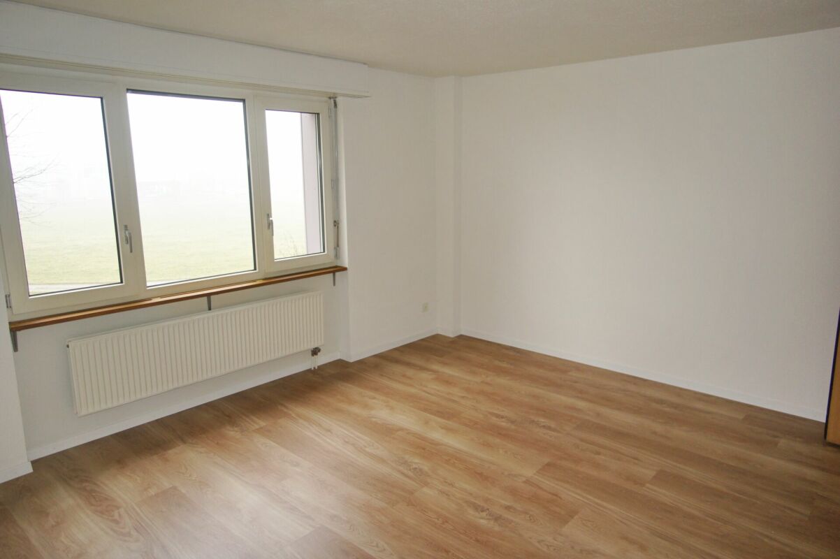 Leerer heller Raum mit Fensterfront
