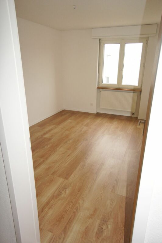 Leerer heller Raum mit Laminatboden