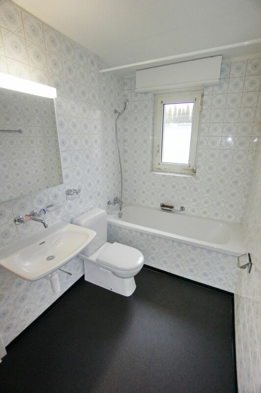 Bad mit Wanne, WC und Waschtisch