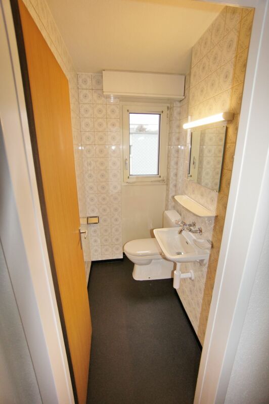 Kleines Gäste-WC mit Fenster