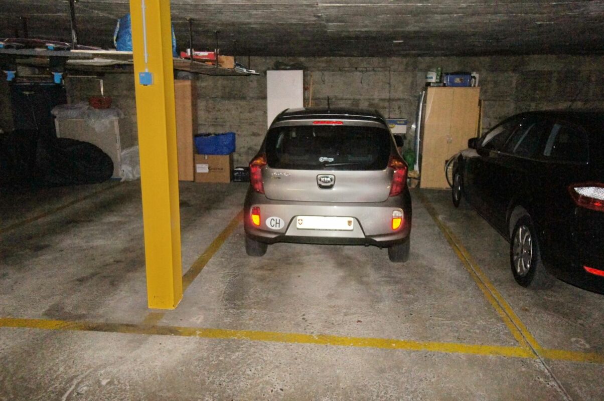 Tiefgarage mit geparkten Autos