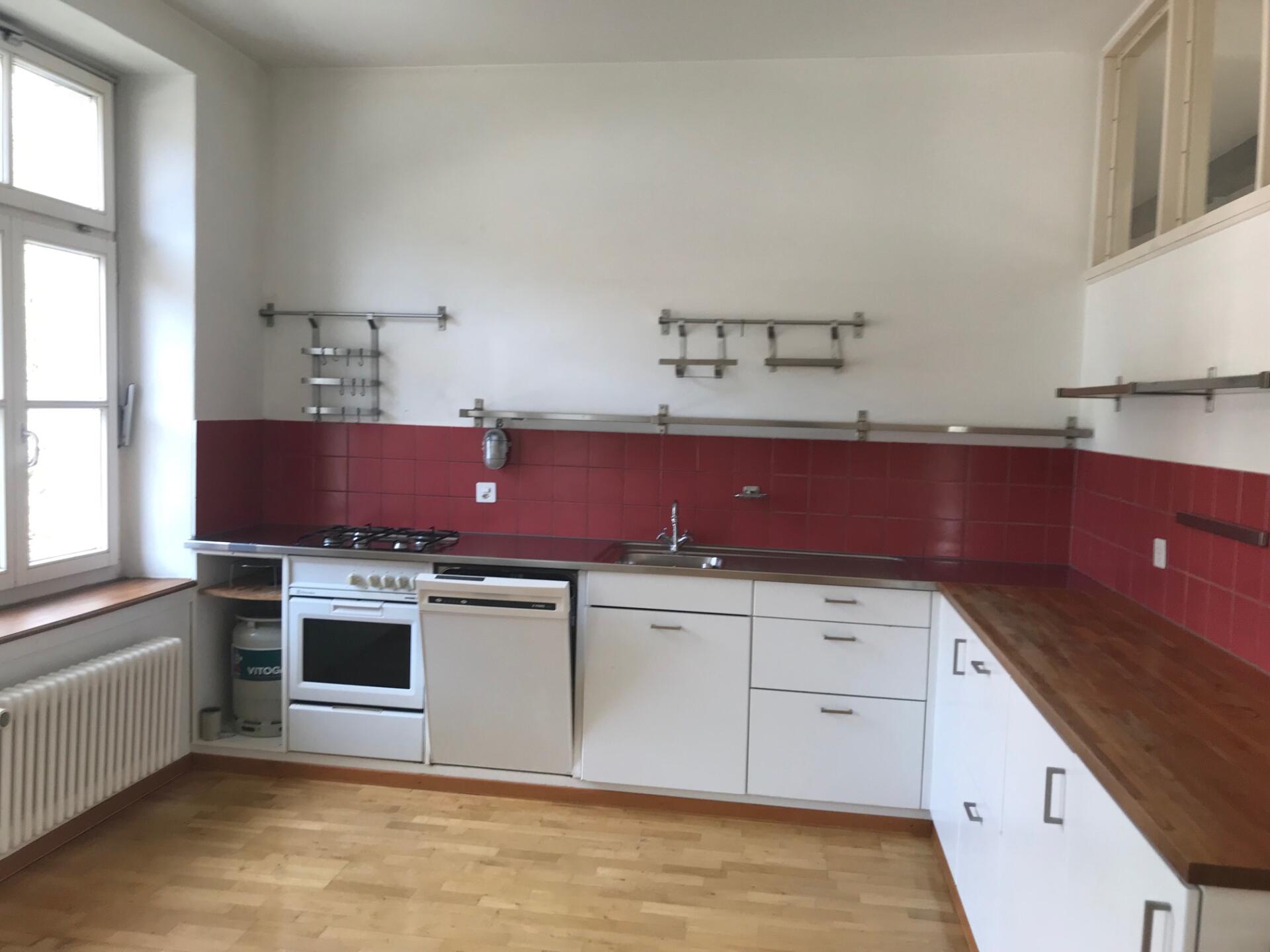 Küche mit roter Rückwand und Holzarbeitsfläche