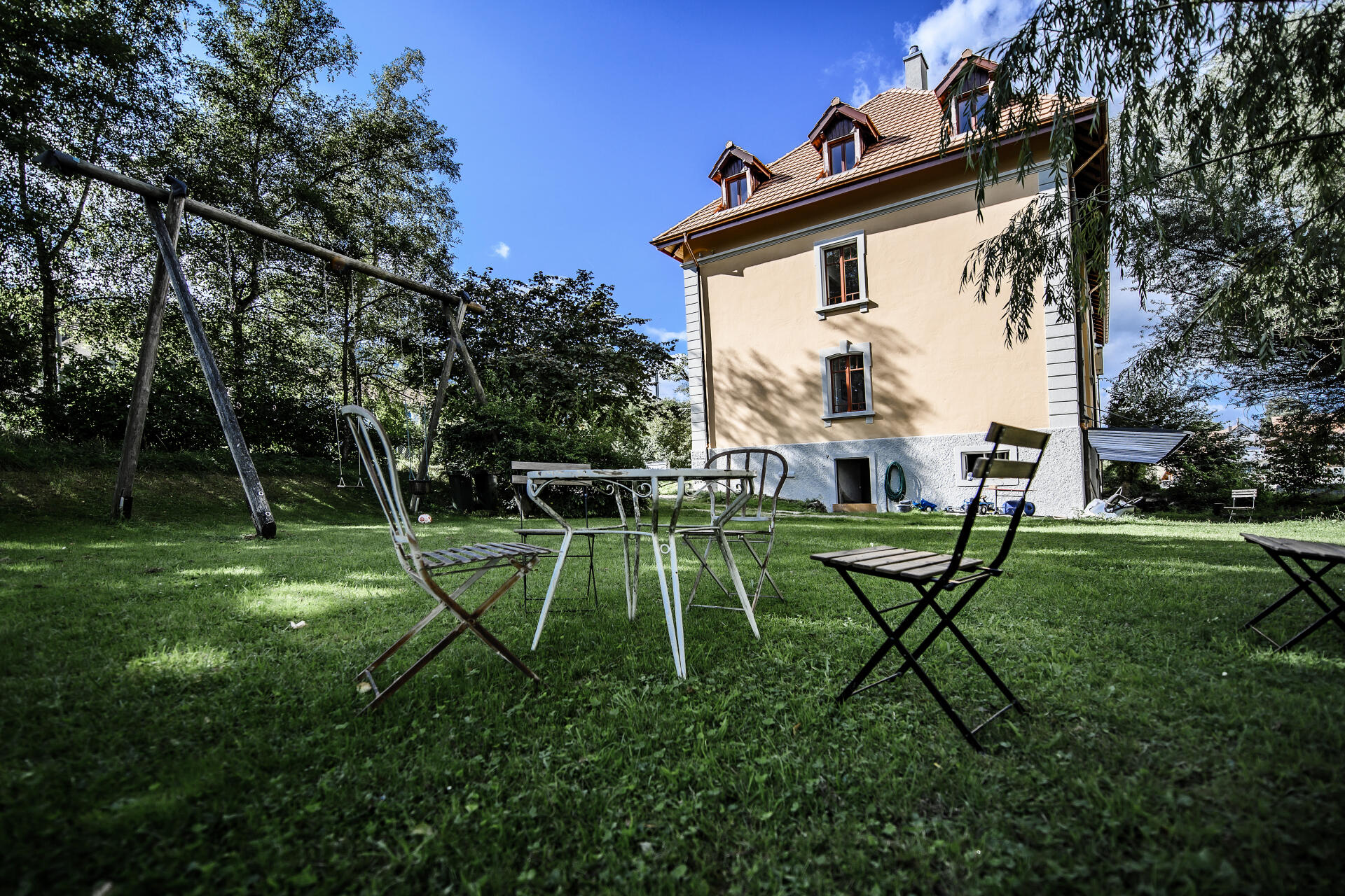 Haus mit großem Garten und Sitzgruppe