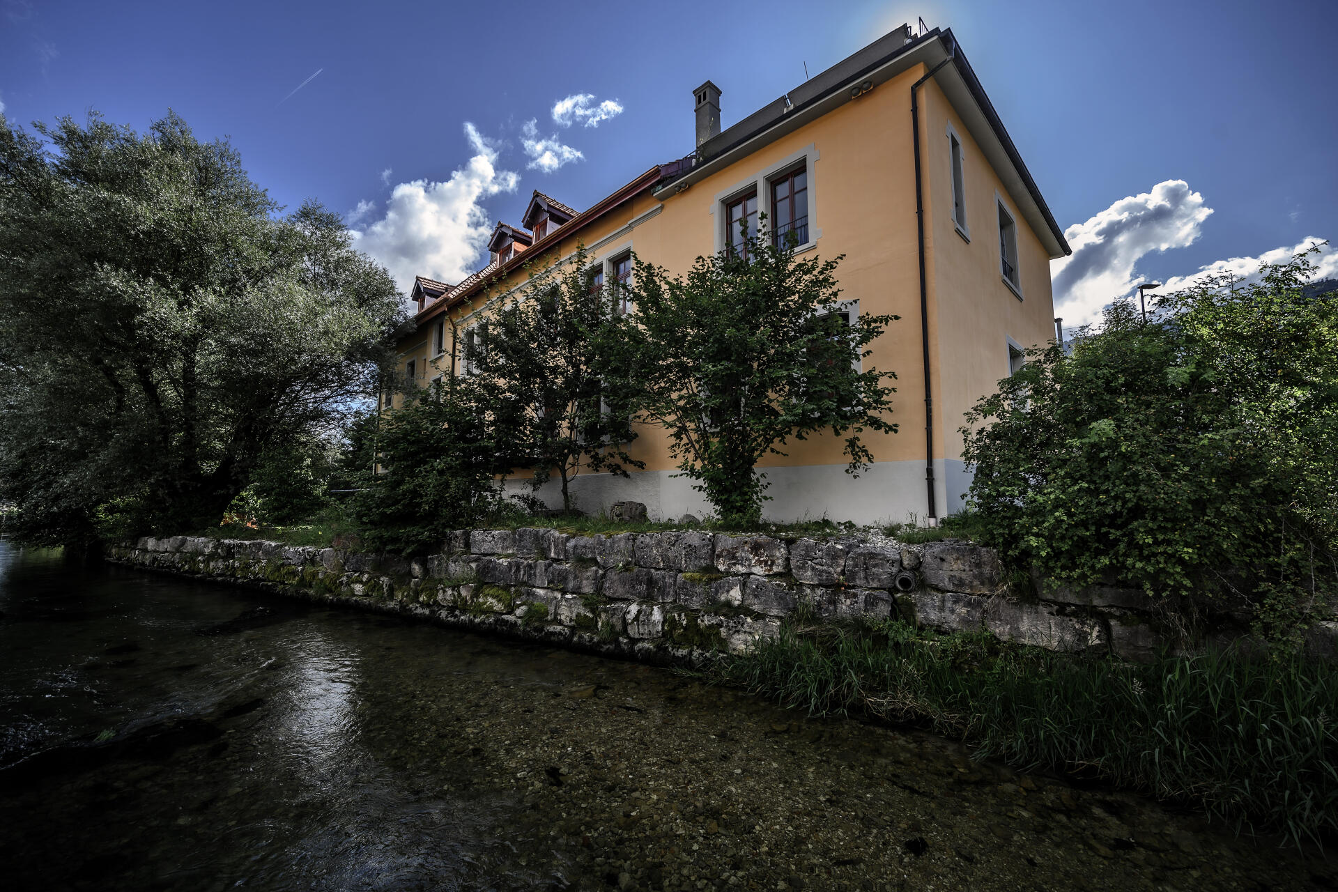 Außenansicht eines Hauses am Wasserlauf