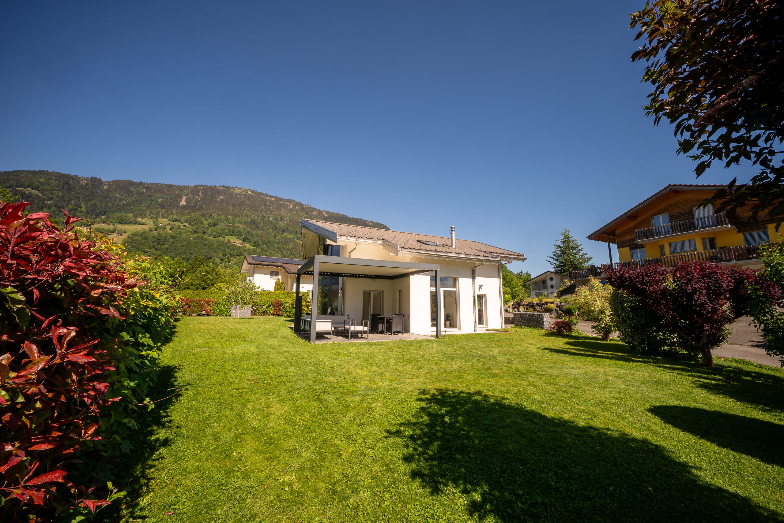 Haus mit Garten und Bergblick