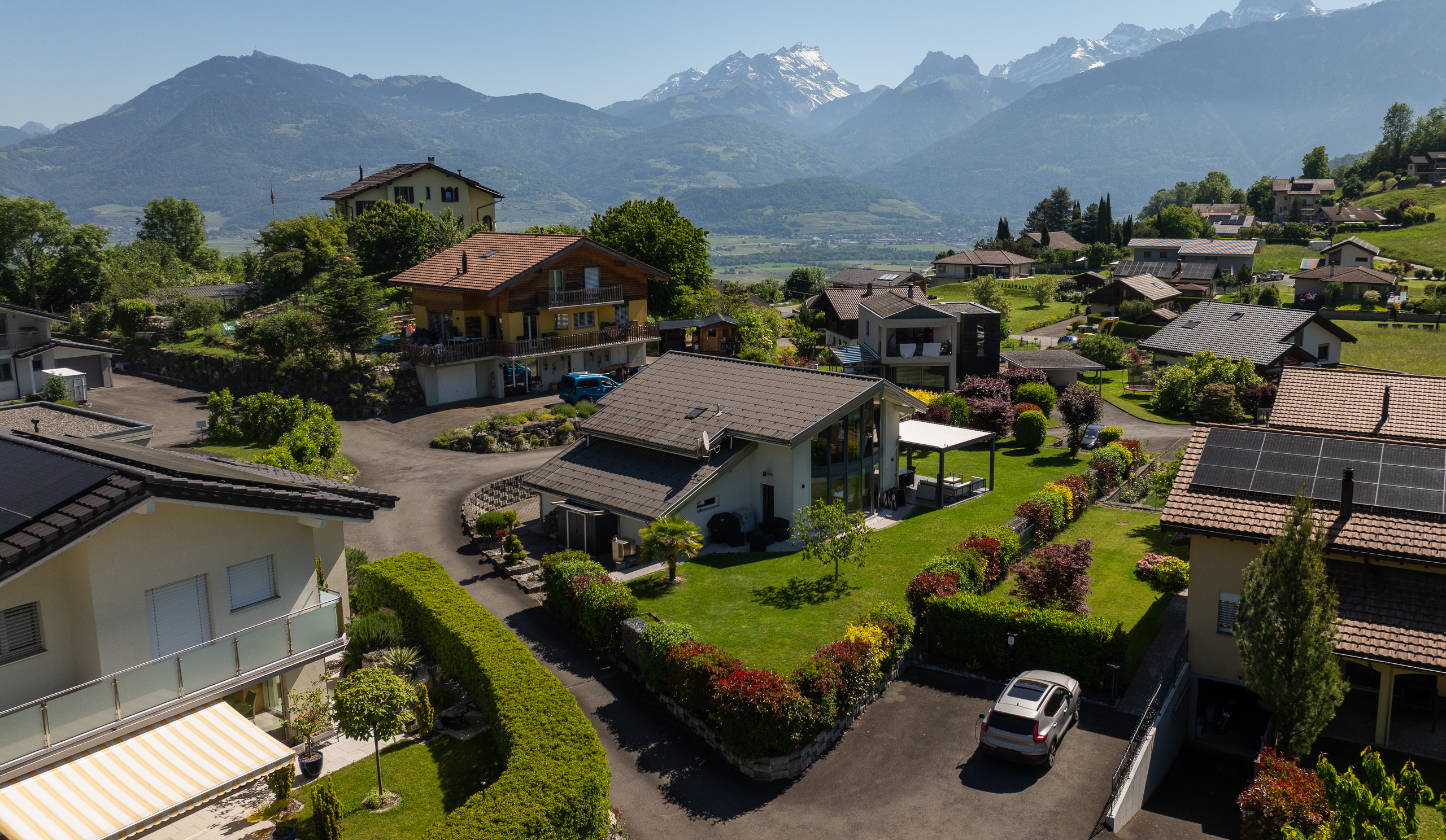Alpines Wohnviertel mit Bergpanorama
