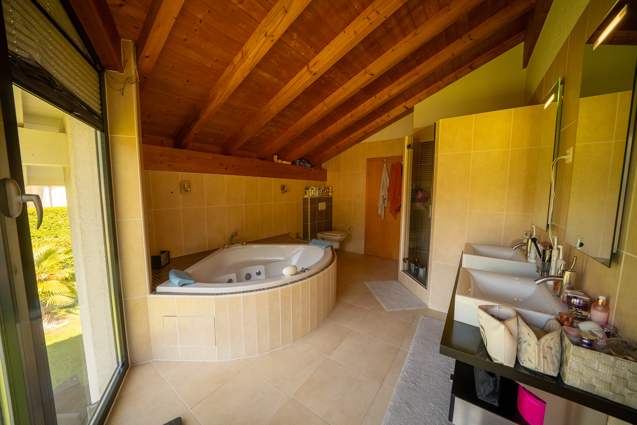 Helles Badezimmer mit Whirlpool und Doppelwaschtisch