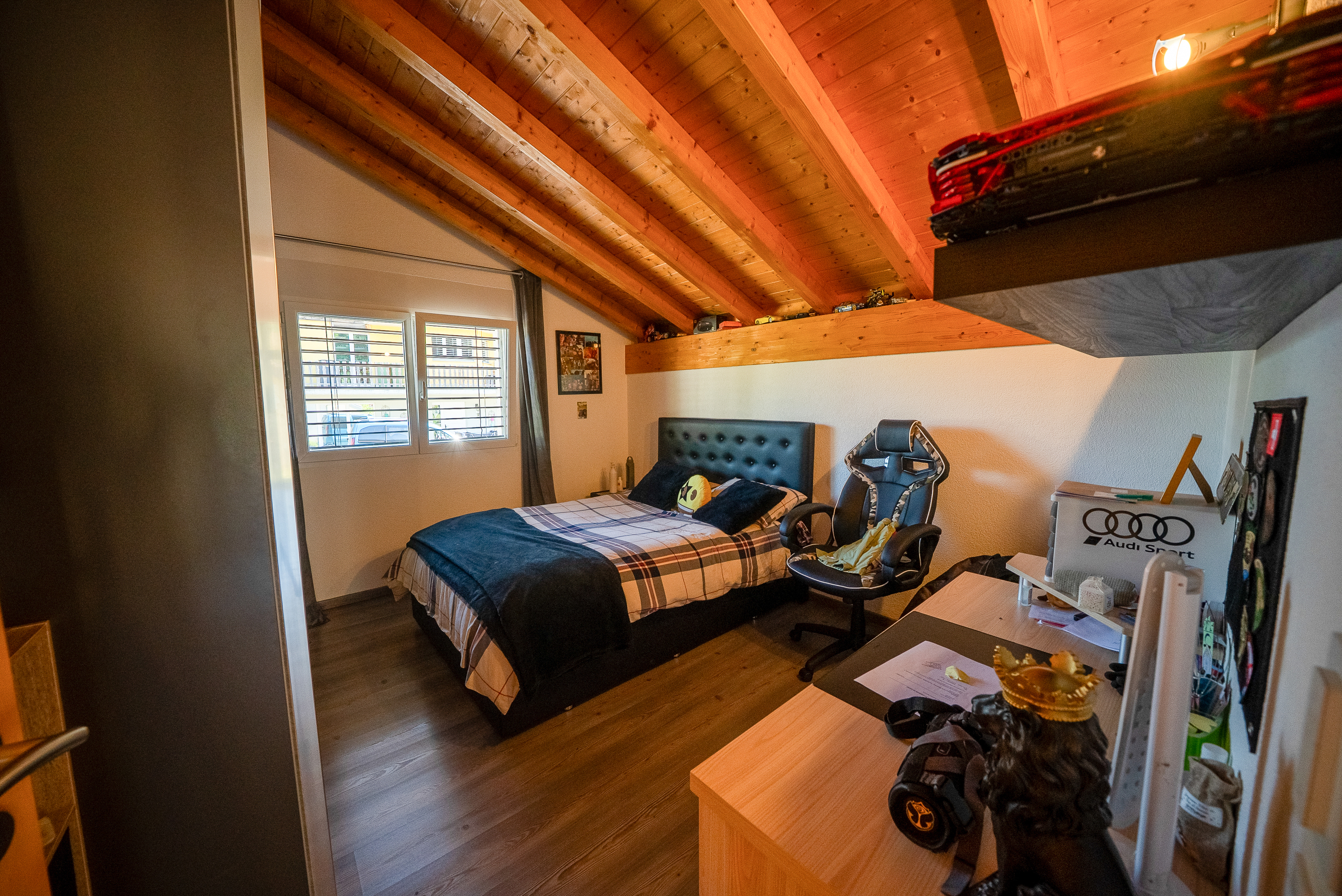 Dachgeschoss-Schlafzimmer mit Holzbalkendecke