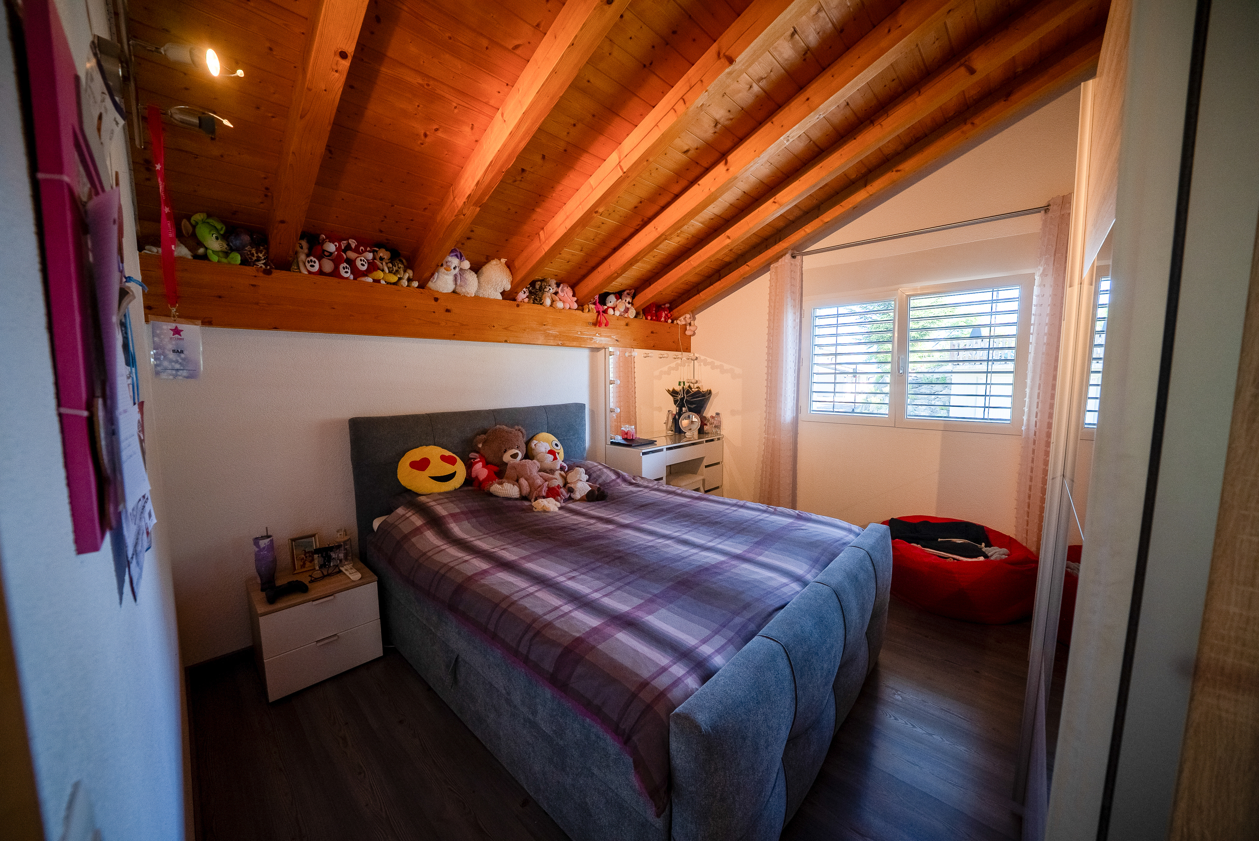 Gemütliches Schlafzimmer mit Holzdecke