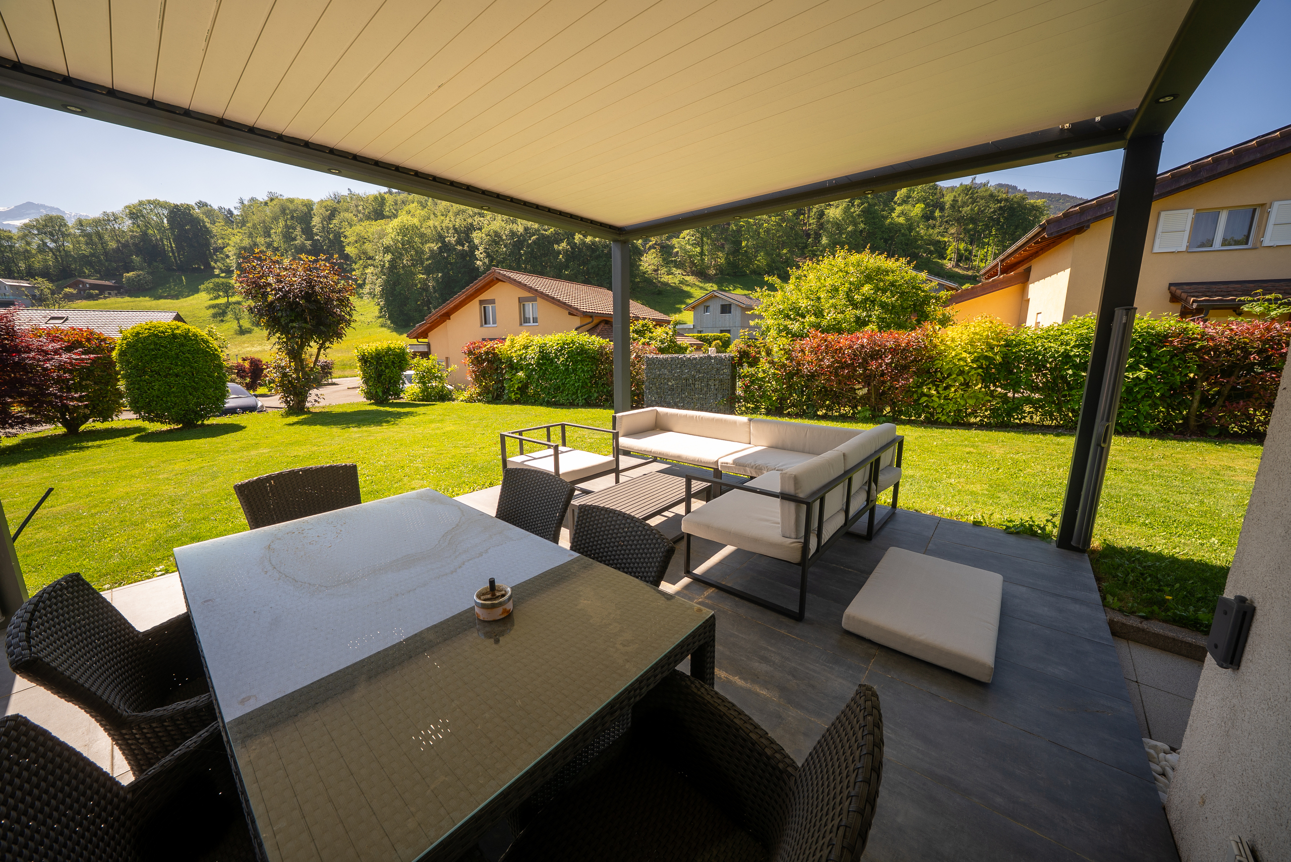 Überdachte Terrasse mit Gartenblick