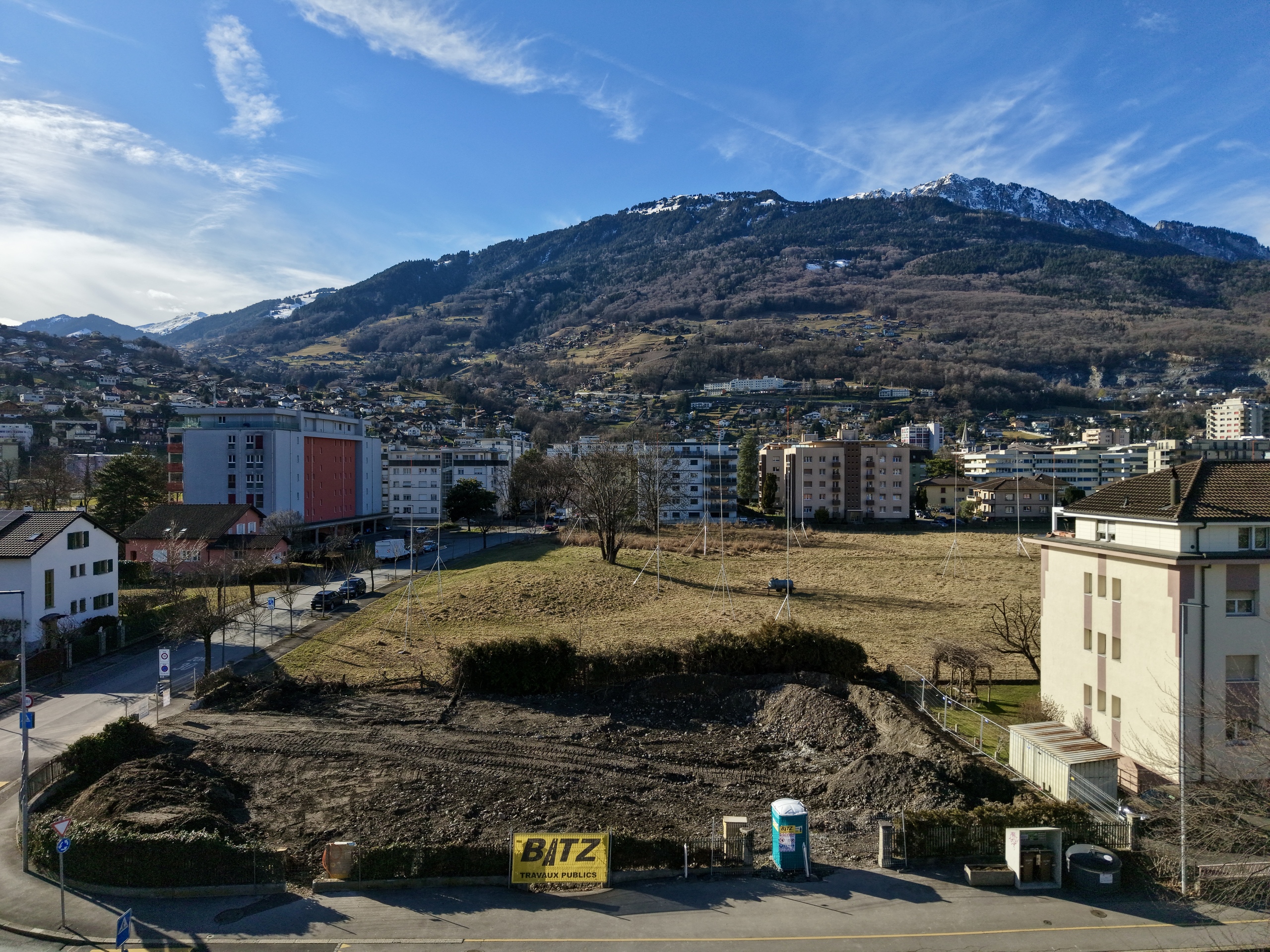 Städtisches Grundstück mit Bergpanorama