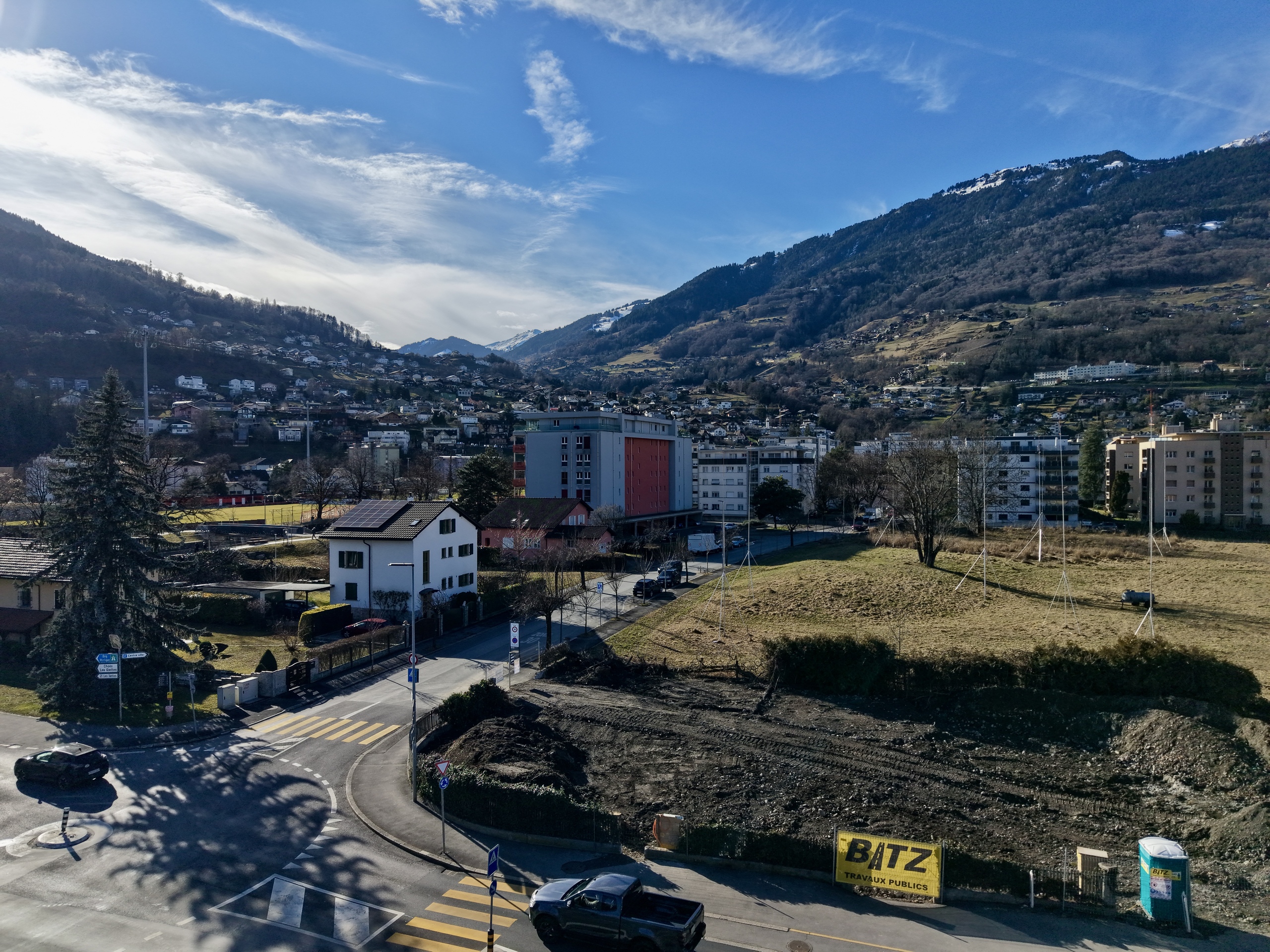 Stadt- und Bergpanorama mit Wohnbebauung
