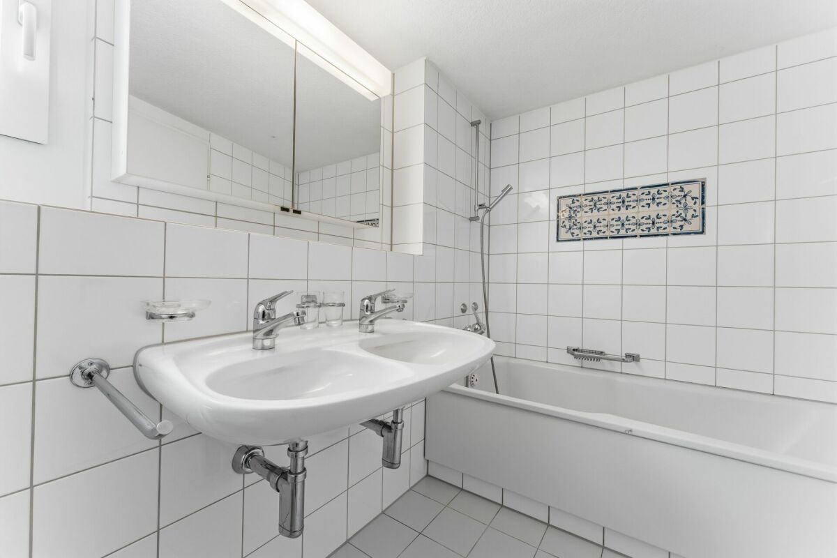Modernes Badezimmer mit Badewanne und Doppelwaschbecken