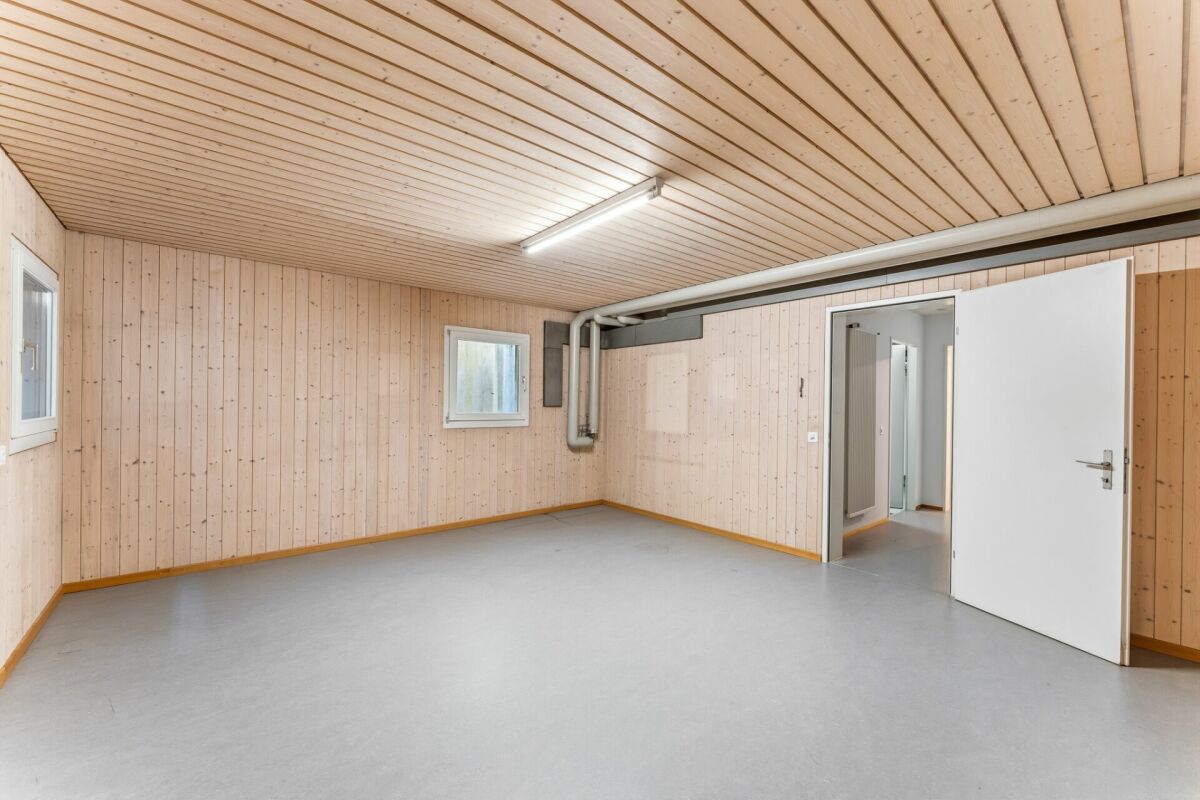 Karger Nutzraum mit Holzverkleidung