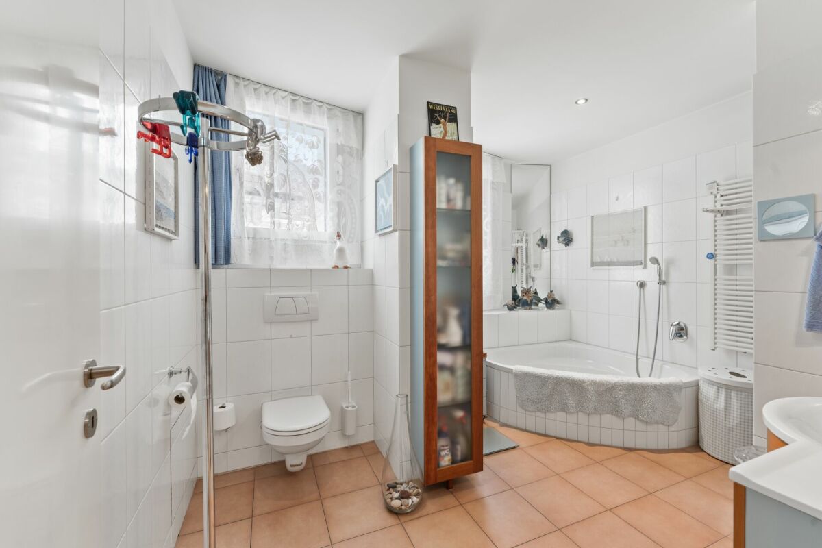 Badezimmer mit Badewanne und Dusche