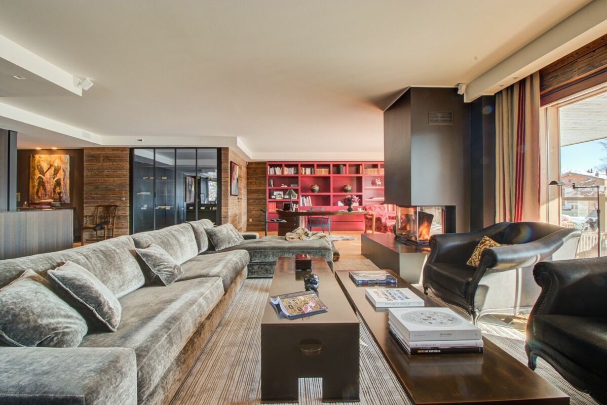 Offener Wohnbereich mit Kamin und Bibliothekswand