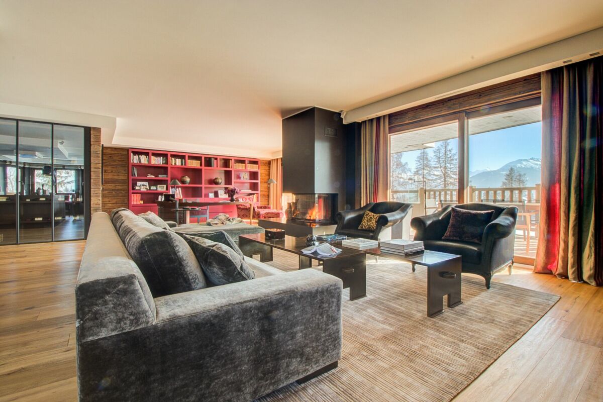 Wohnzimmer mit Kamin und Bergblick