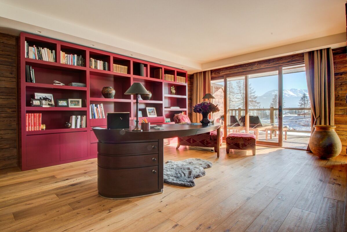 Lichtdurchflutetes Arbeitszimmer mit Bergblick