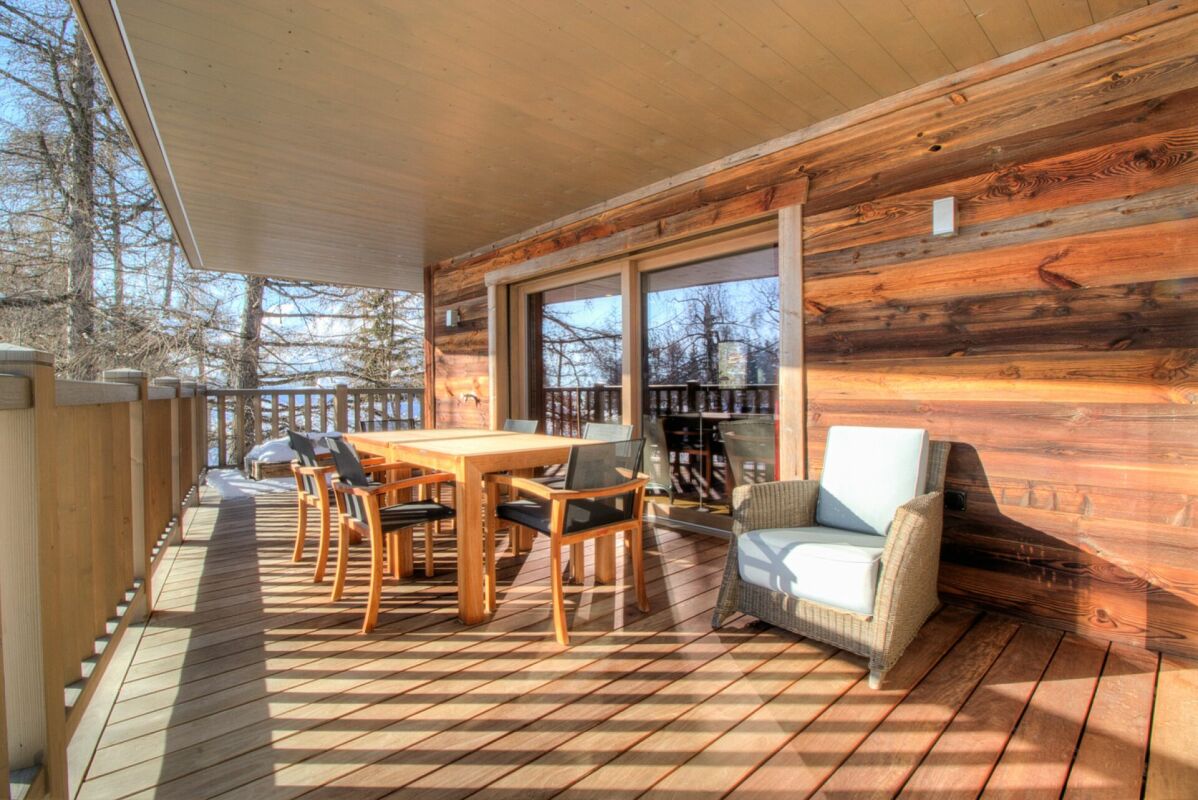 Überdachte Holzterrasse mit Essbereich