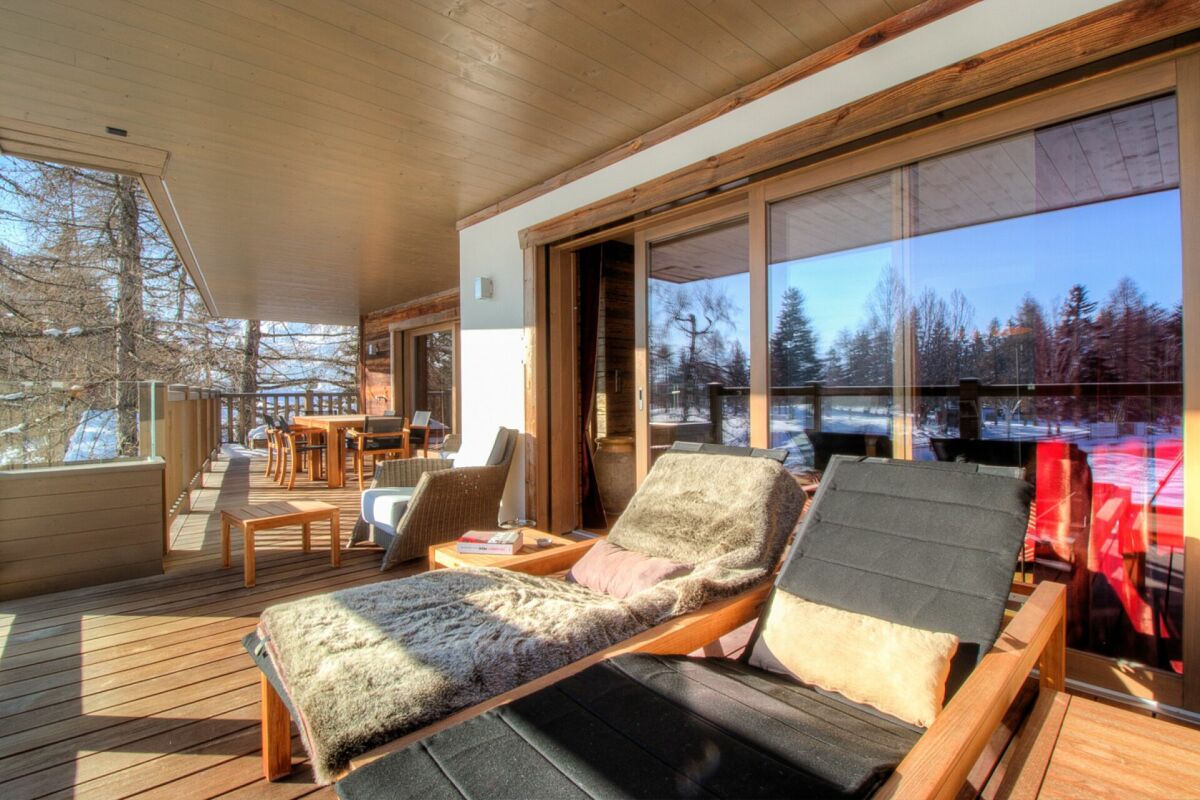 Überdachte Holzterrasse mit Liegen