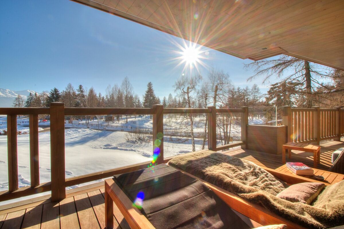 Balkon mit Schneeblick