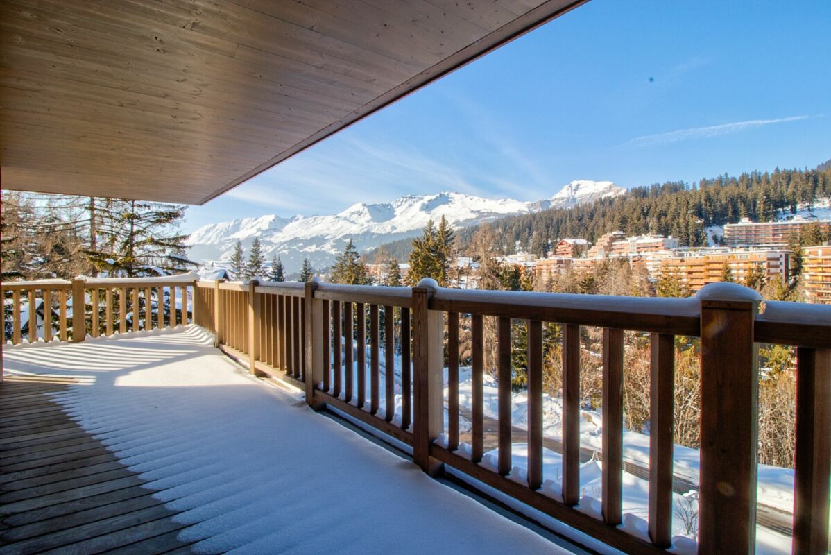 Schneebedeckter Balkon mit Bergblick
