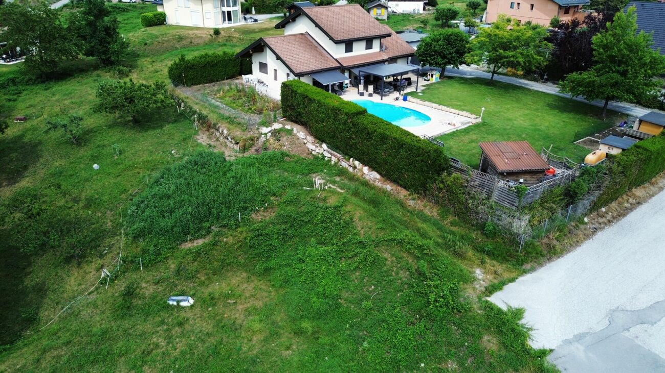 Luftaufnahme eines Hauses mit Pool und großem Garten