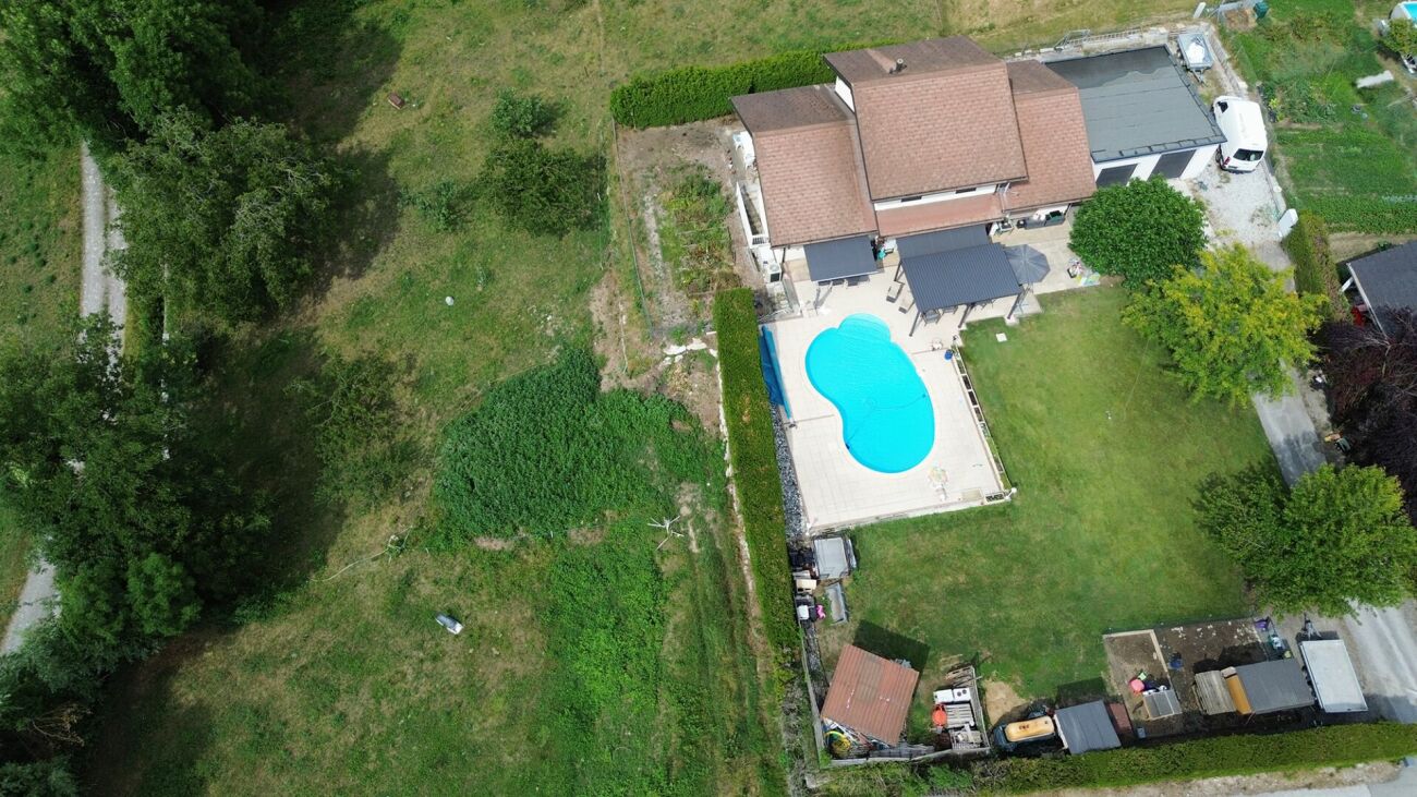 Luftaufnahme eines Hauses mit Pool und großem Garten