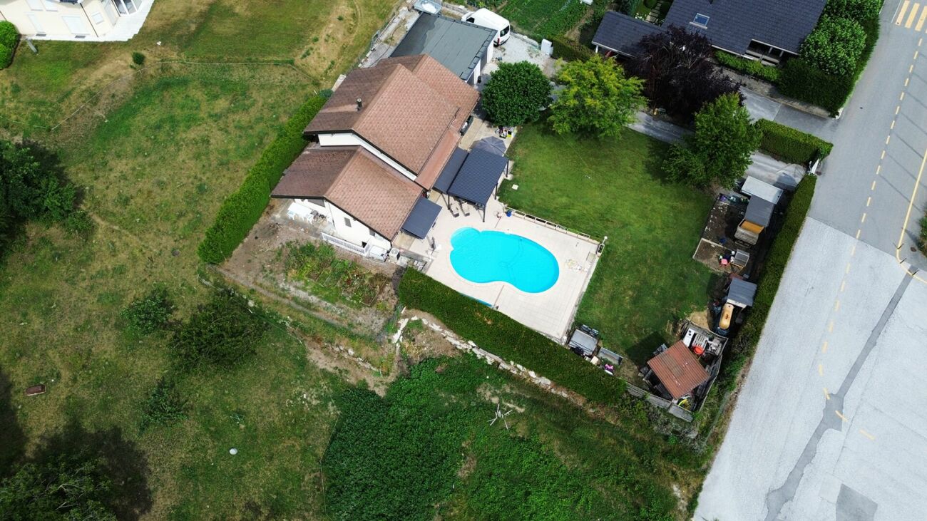 Luftaufnahme eines Einfamilienhauses mit Pool