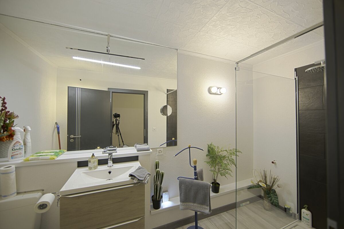 Modernes Badezimmer mit Glasdusche und Waschtisch