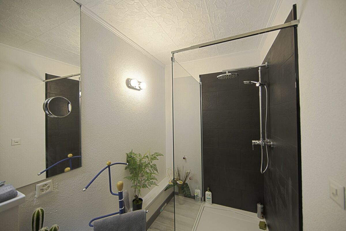 Modernes Badezimmer mit begehbarer Dusche