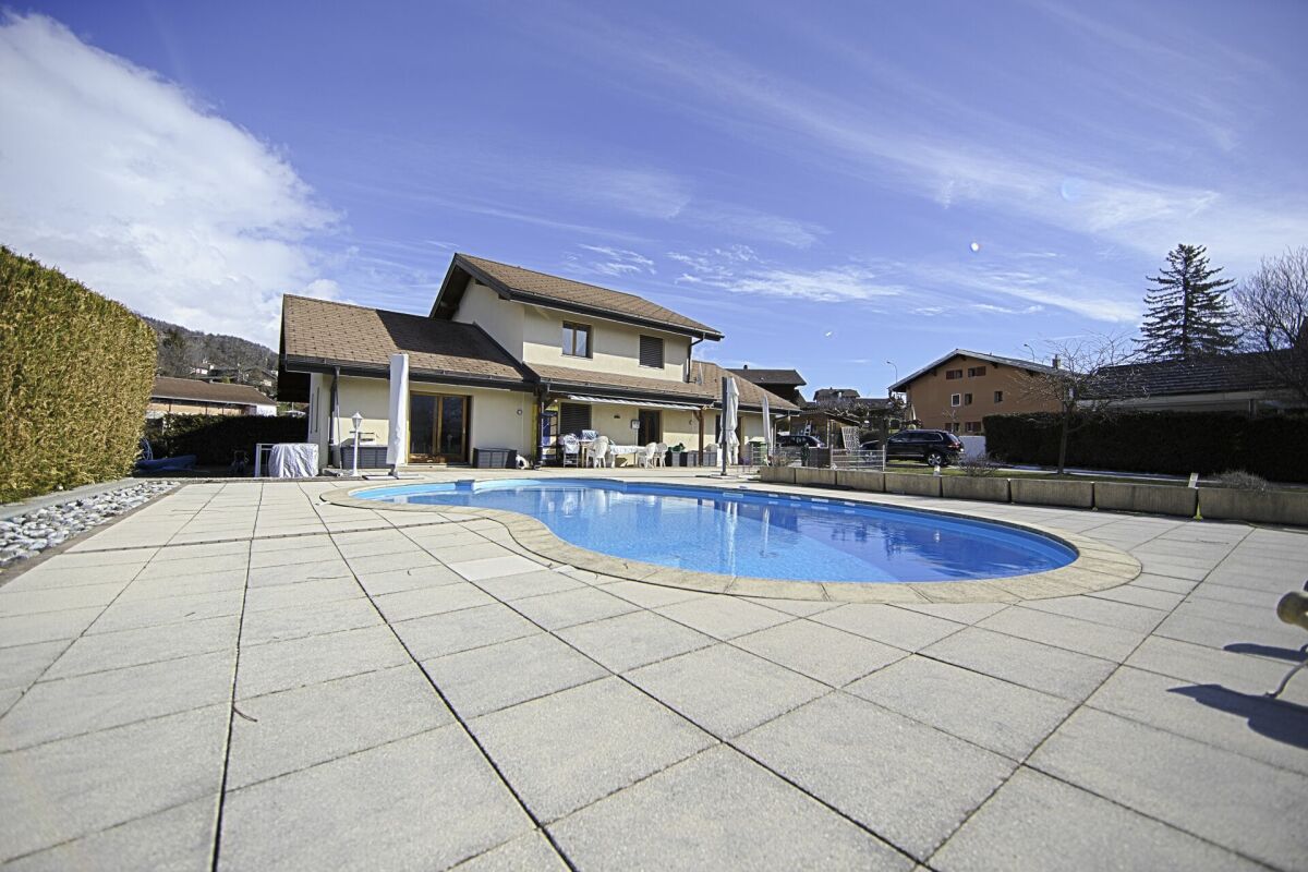 Außenansicht eines Hauses mit Pool