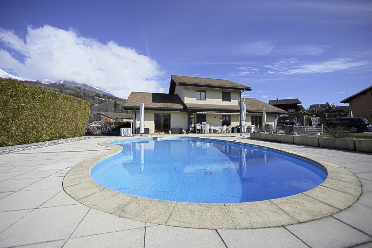 Außenansicht mit Pool und Haus