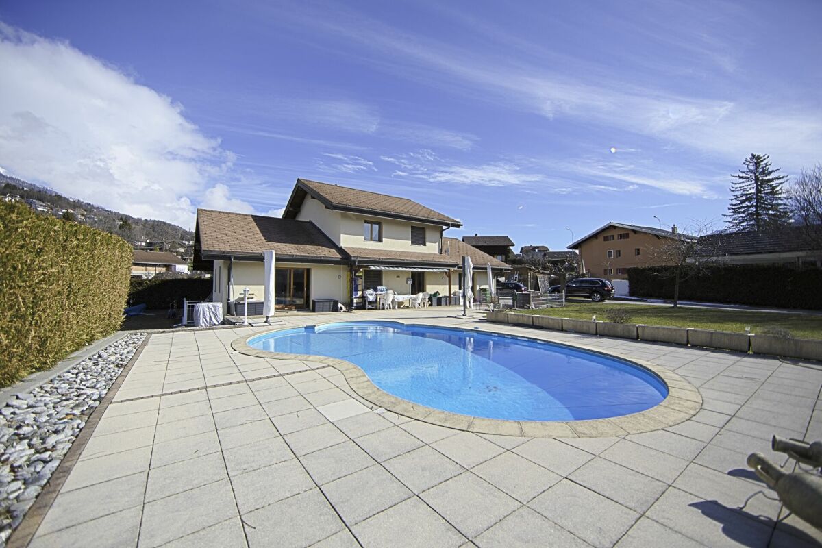 Außenansicht mit Pool und Garten