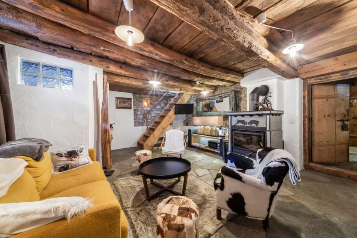 Rustikales Wohnzimmer mit Holzdecke