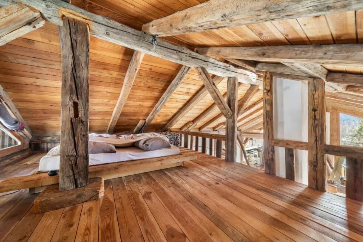Rustikaler Dachboden mit Holzschlafbereich