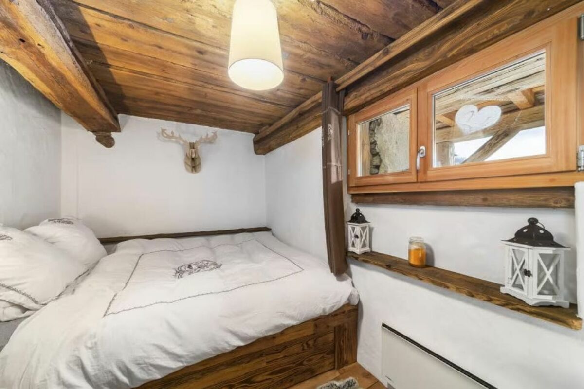Gemütliches Schlafzimmer im alpinen Stil
