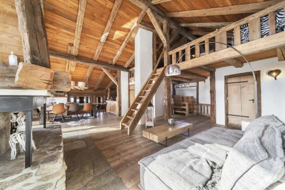 Rustikales Loft-Wohnzimmer mit Galerie