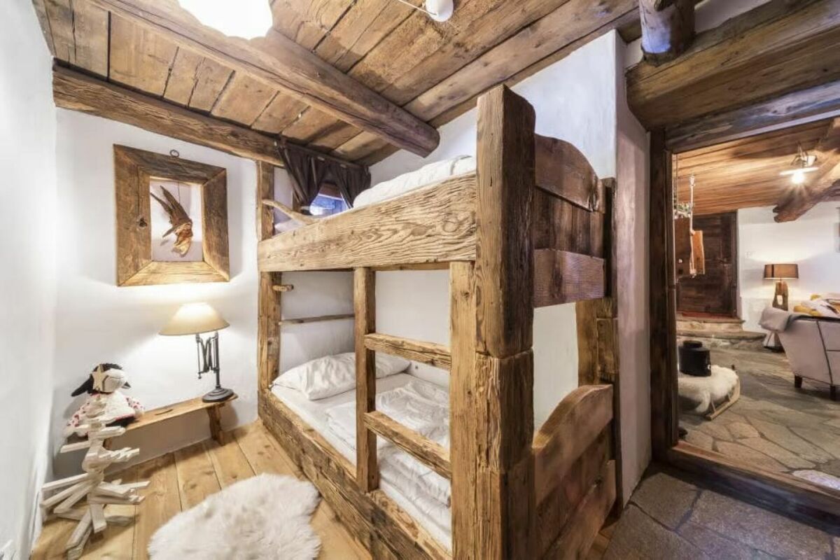 Rustikales Schlafzimmer mit Etagenbett