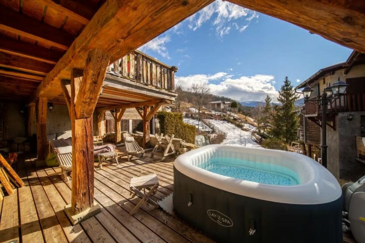 Terrasse mit Whirlpool und Bergblick