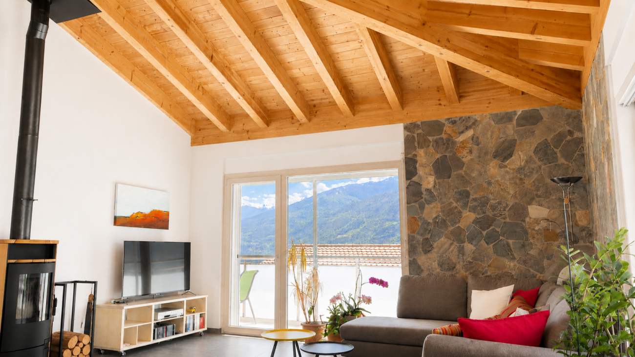 Wohnzimmer mit Holzdecke und Bergblick