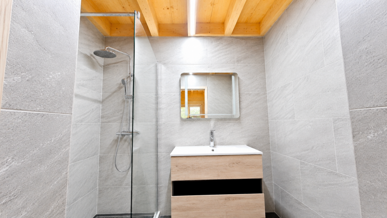 Modernes Badezimmer mit Walk-in-Dusche und Waschtisch