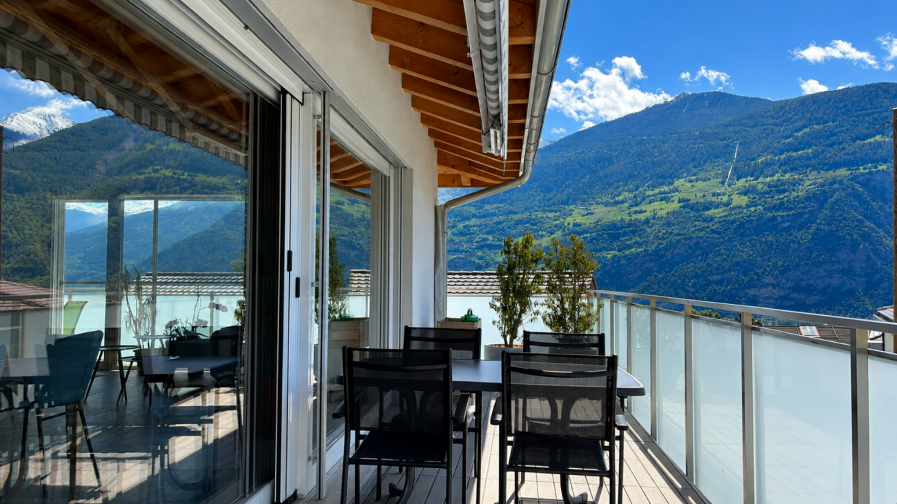 Balkon mit Bergpanorama