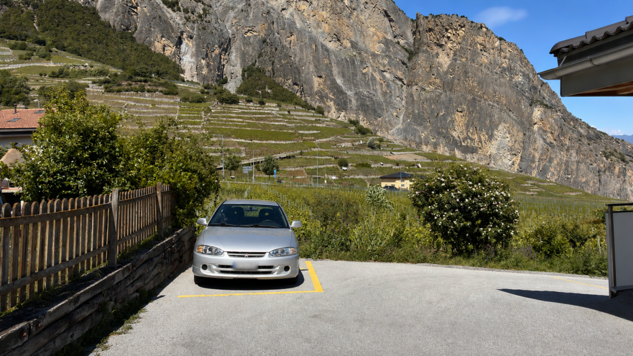 Berghang mit Stellplatz und Auto